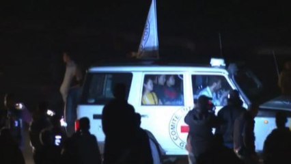 I veicoli della Croce Rossa con gli ostaggi lasciano Gaza