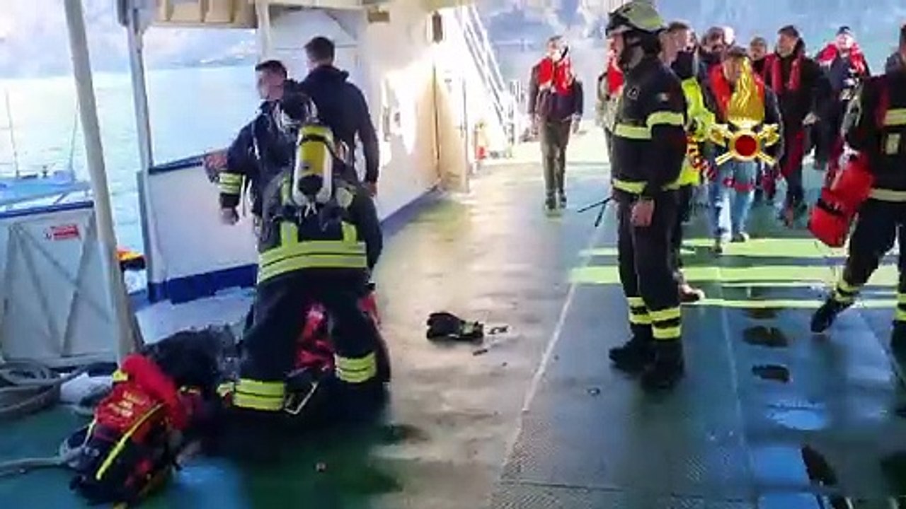 Fiamme a bordo: ci sono feriti, evacuato il traghetto. Prove di soccorso in mezzo al lago