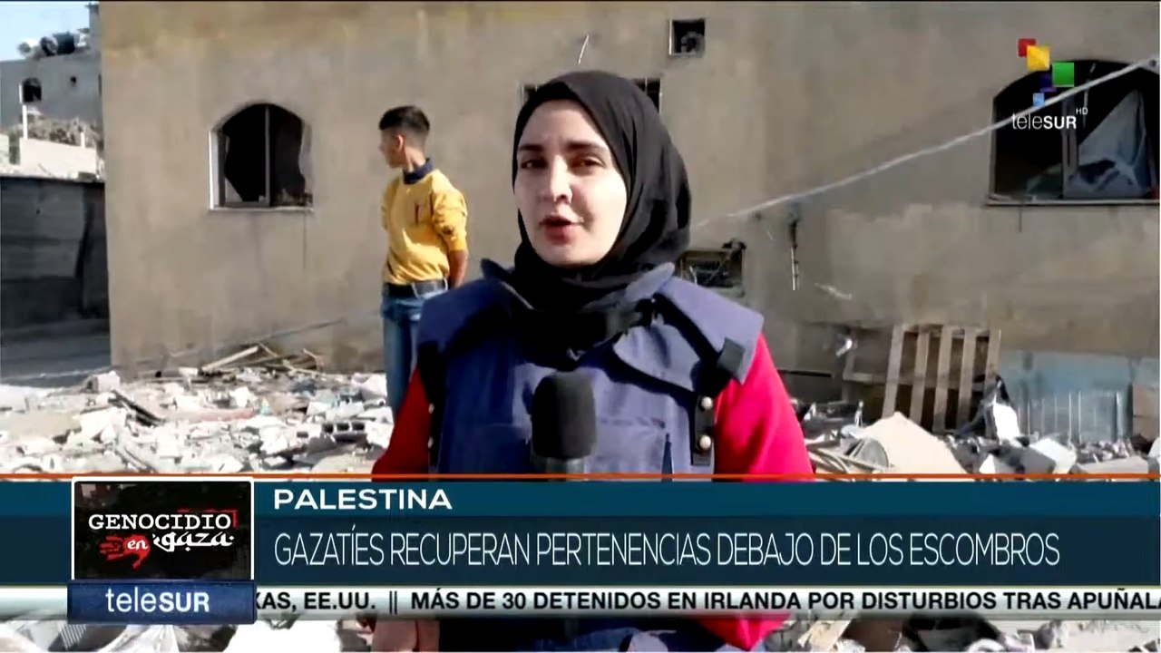 Gazatíes recuperan pertenencias debajo de los escombros