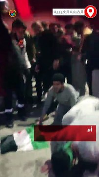 أسرى محررين يؤدون سجدة شكر بعد الإفراج عنهم ضمن صفقة المقاومة