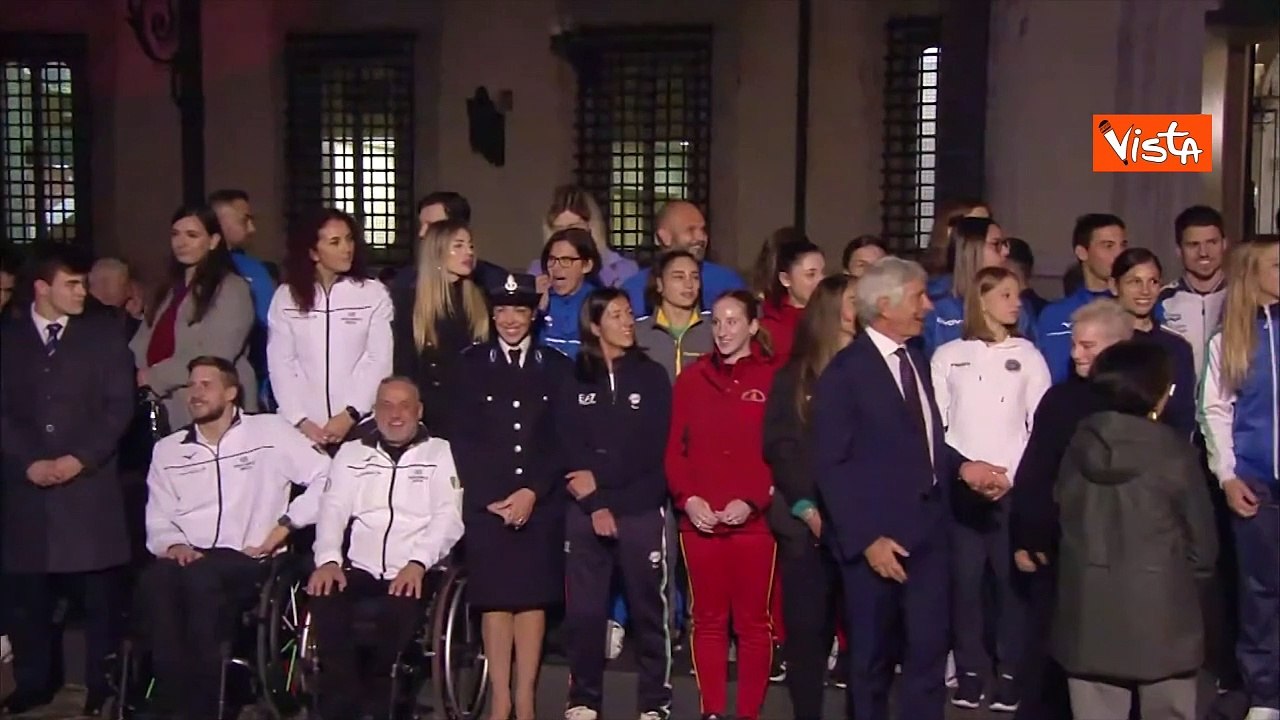 Violenza su donne, 50 atleti in posa a Palazzo Chigi testimonial del 1522, numero anti-stalking
