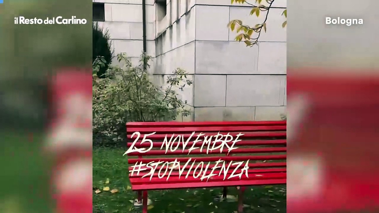 Violenza contro le donne: scarpe rosse al Sant'Orsola di Bologna