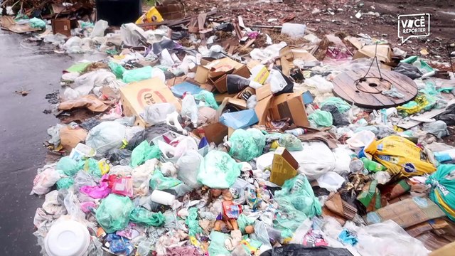 Aposentada Ana Célia Penha denuncia acúmulo de lixo na avenida Centenário, no bairro do Benguí