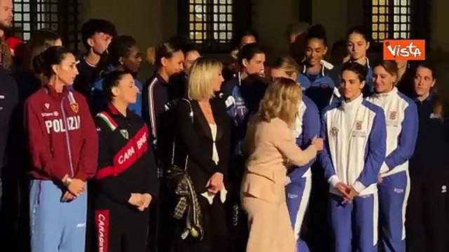 L'abbraccio tra Bebe Vio e Meloni dopo la cerimonia contro la violenza sulle donne a Palazzo Chigi