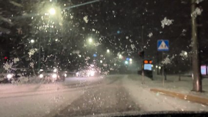 Śnieżyca w Gdańsku. Biała al. Pawła Adamowicza. Trudne warunki drogowe