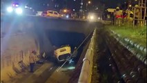 Sultanbeyli'de Minibüs Kazası: Hafif Ticari Araç Su Kanalına Düştü