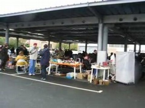 Saint Sébastien sur Loire : Vide-greniers parking Super U