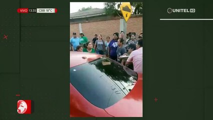 En una unidad educativa padres de familia se pelean por túnicas para la promoción de un kínder