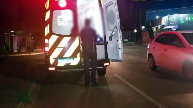 Adolescente fica ferido ao ser atingido por carro na Avenida Tito Muffato