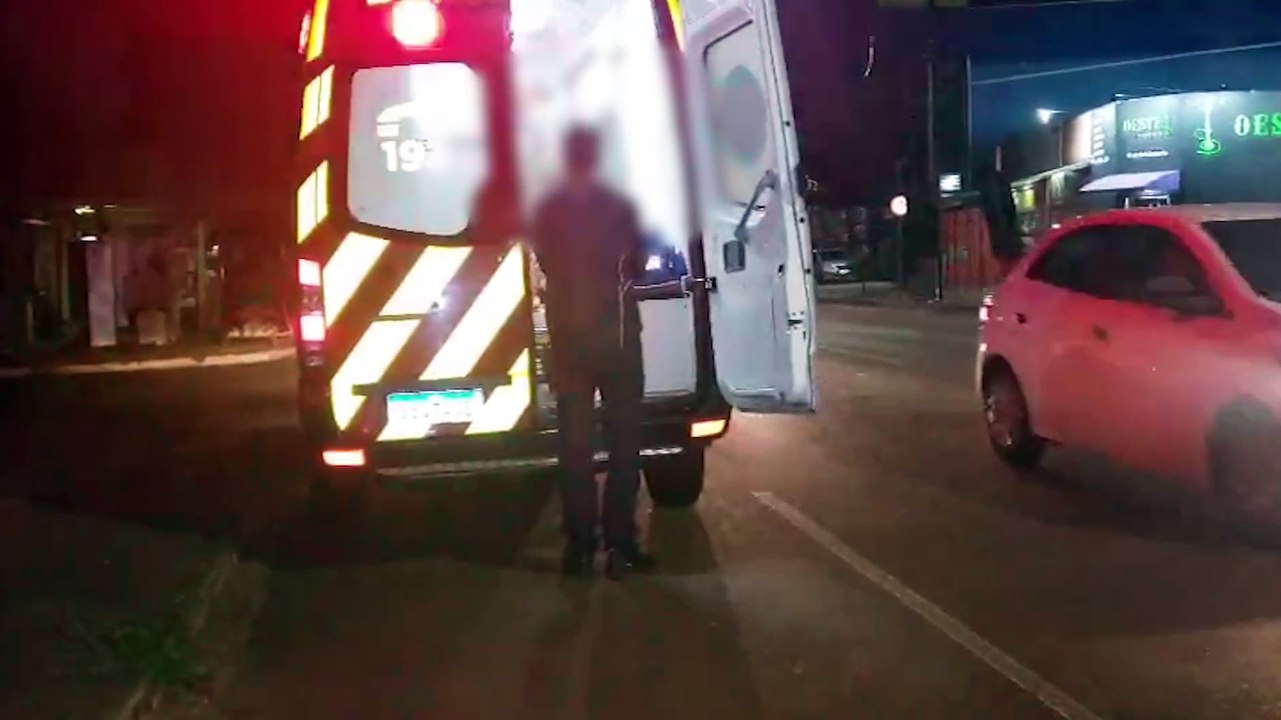 Adolescente fica ferido ao ser atingido por carro na Avenida Tito Muffato