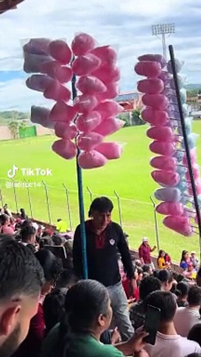 ¡Asombroso! 'Peso Pluma' sorprende al vender algodones de azúcar en estadio: "Chambita extra"