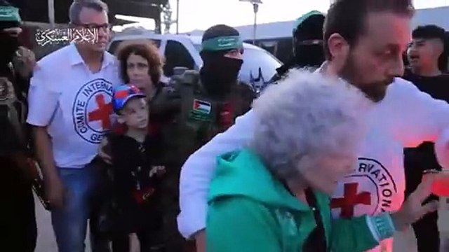 Vídeo mostra libertação de 13 reféns do Hamas