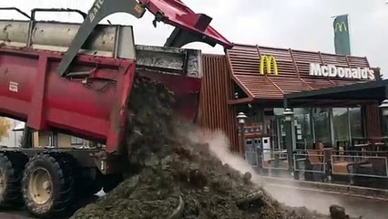 Французы вывалили навоз на Макдональдс