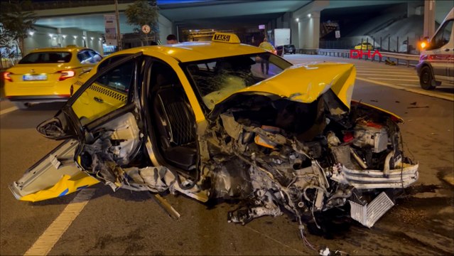 Kadıköy D-100'de ticari taksi bariyere çarptı