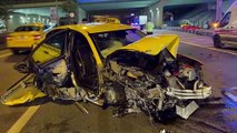Kadıköy'de Ticari Taksi Kaza Yaptı, Şoför Yaralandı