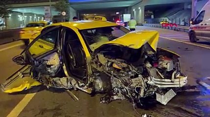 Kadıköy d-100'de ticari taksi bariyere çarptı: 1 yaralı