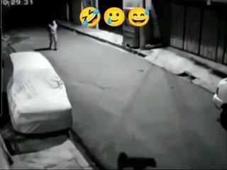 ¿Por abusivo? Joven intenta patear a perrito en la calle y recibe 'karma instantáneo'