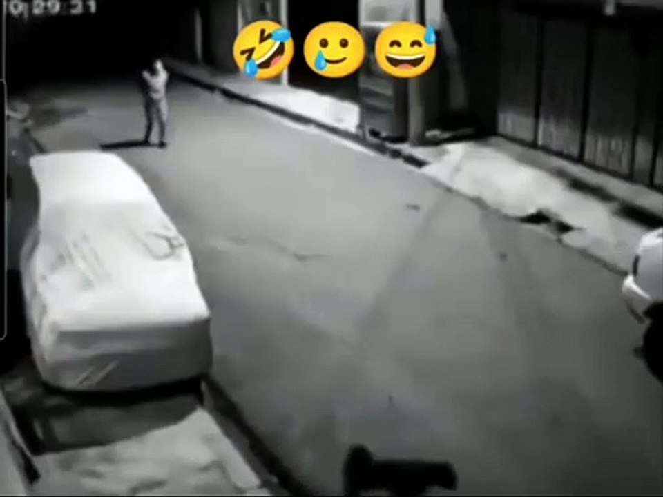 ¿Por abusivo? Joven intenta patear a perrito en la calle y recibe 'karma instantáneo'
