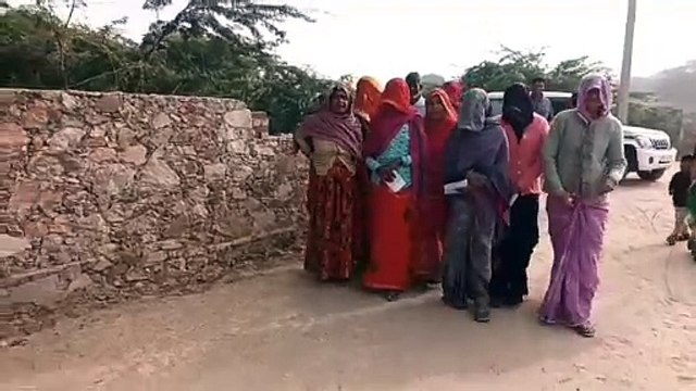 लोकतंत्र के उत्सव में मंगल गीत गाती पहुंची महिलाएं