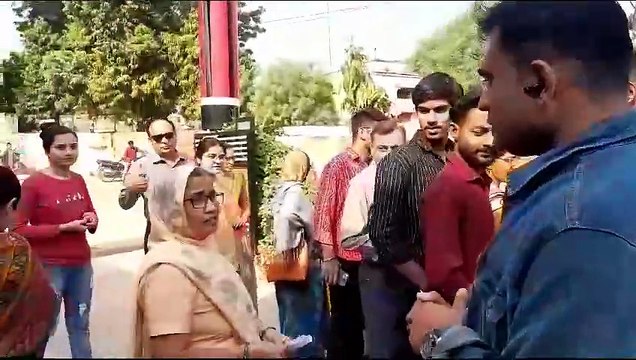 Rajasthan Election : महिलाओं में वोटिंग का उत्साह, शादी का काम छोड़ वोट डालने पहुुंची युवती