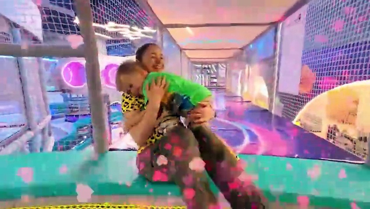 Diana Roma and Oliver Explore the City on a Train Adventure