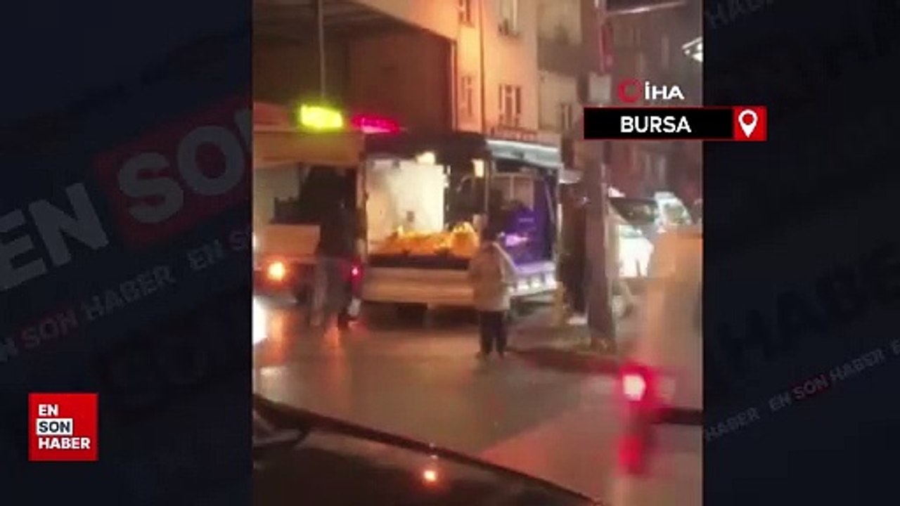Bursa'da yer için kavga eden pazarcılar kamerada