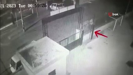 Saniyeler içerisinde okulun kapısını çalan şahıslar kamerada