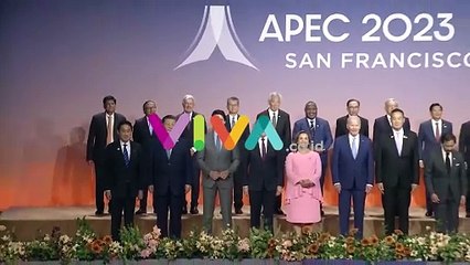 Linglung, Joe Biden Ajak Jokowi Berjabat Tangan di Podium