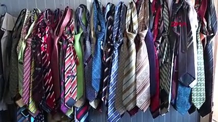 Kravat tutkunu Bedir Akbulut, evinin önüne kendi mezarını yaptırdı