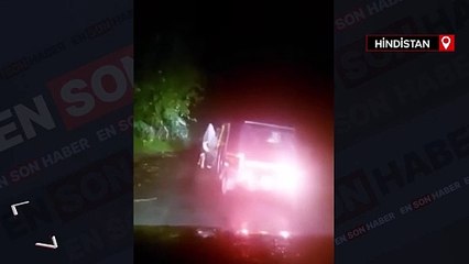 Hindistan'da bizon tuktuk aracına saldırdı