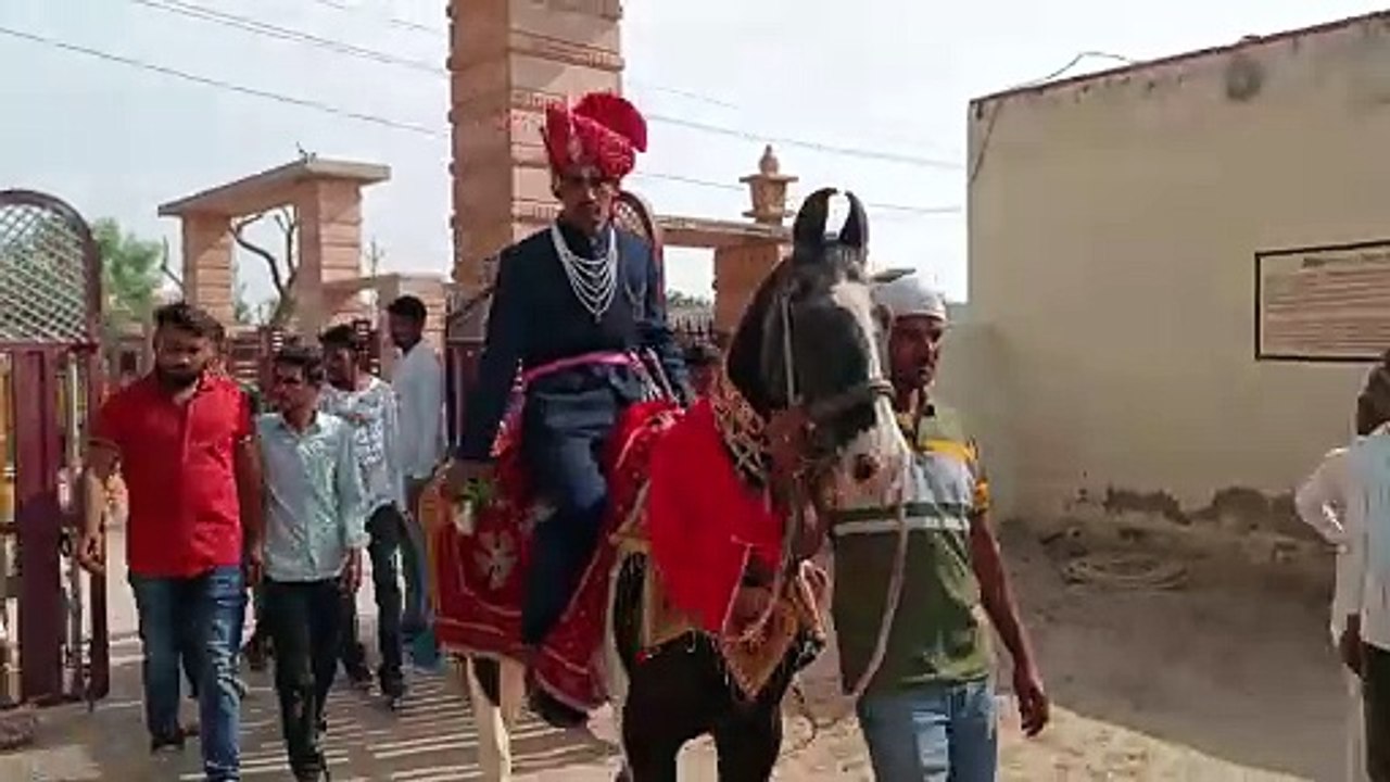 बारात से पहले वोट, दूल्हा घोड़ी पर चढ़कर पहुंचा मतदान करने नागौर जिले में  दोपहर एक बजे तक 38 प्रतिशत से ​अधिक मतदान