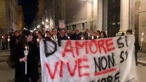 Violenza sulle donne, fiaccolata per Giulia da piazza Bellini a Palazzo Steri: «D'amore si vive, non si muore»