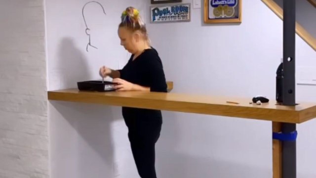 'You like it? I LOVE it!' - Woman paints flawless Simpsons mural and leaves her partner stunned