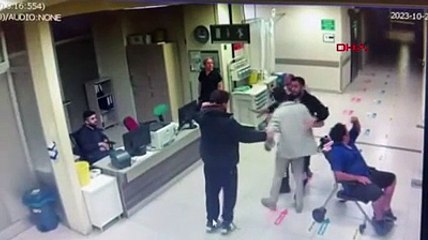 Acil serviste sağlık personeline silahlı tehdit kamerada