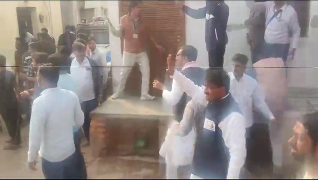 Rajasthan Election 2023 : चलते मतदान के बीच दो गुट भिड़े, दोनों तरफ से पथराव के बाद तनाव, पुलिस को करना पड़ा हवाई फायर!