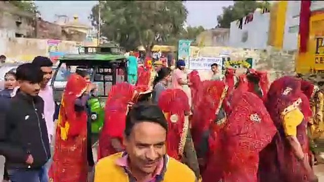 राजस्थान विधानसभा चुनाव : महिलाएं गीत गाते हुए डालने पहुंची वोट