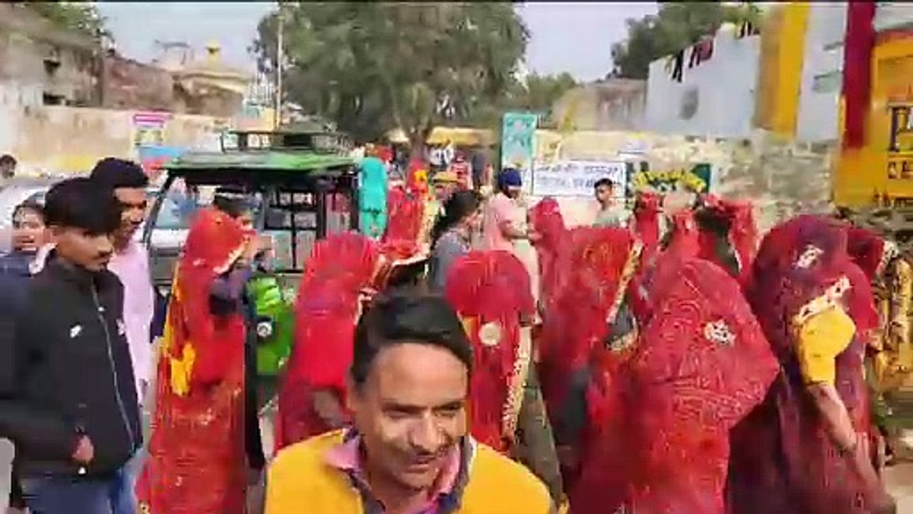 राजस्थान विधानसभा चुनाव : महिलाएं गीत गाते हुए...