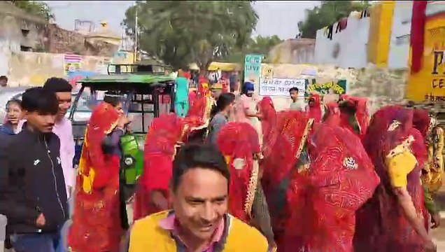 राजस्थान विधानसभा चुनाव 2023 : गीत गाते हुए वोट डालने पहुंची महिलाएं