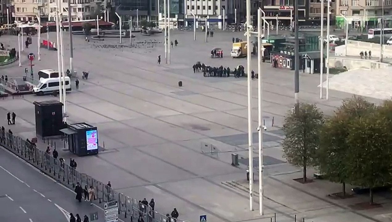 25 Kasım eylemi öncesi Taksim Meydanı boşaltıldı, etrafı bariyerlerle kapatıldı!