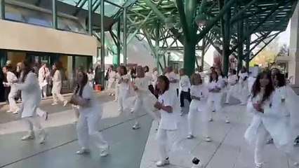 Flash mob al San Giuseppe di Empoli: medici e infermieri in campo contro la violenza di genere