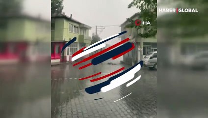 İzmir'de şiddetli fırtına çatıyı böyle uçurdu