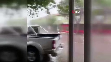 İzmir’de şiddetli fırtına çatıyı böyle uçurdu