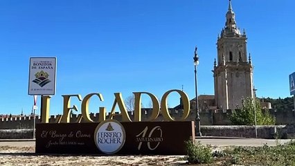 El alcalde que canta para conseguir la iluminación navideña de Ferrero Rocher