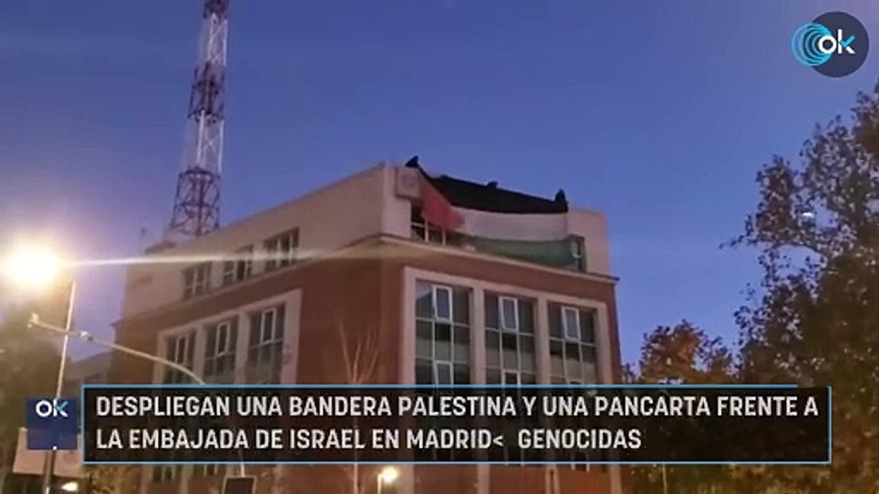 Despliegan una bandera palestina y una pancarta frente a la Embajada de Israel en Madrid: "Genocidas"
