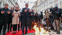 Özgür Özel, Saraybosna’da ‘Sonsuz Ateş Anıtı’na çiçek bıraktı