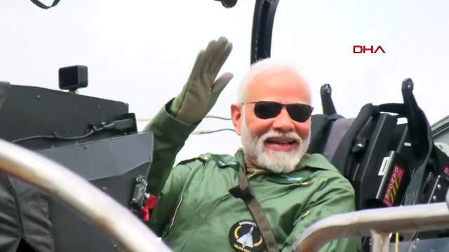 Hindistan Başbakanı Narendra Modi, yerli yapım savaş uçağı Tejas'la deneme uçuşu yaptı