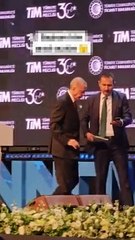 Cumhurbaşkanı Erdoğan, programı devam ederken uzatılan telefonla sahneden indi