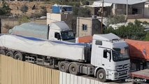 I camion di aiuti entrano nella Striscia di Gaza grazie alla tregua