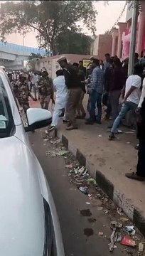 बूथ पर मतदान को प्रभावित करते पूर्व सरपंच को खदेड़ा, देखें वीडियो