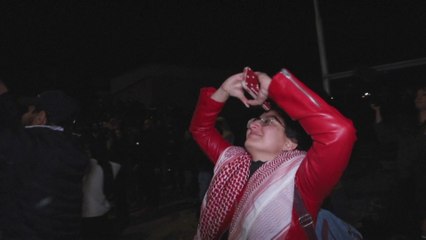 بالأحضان والدموع .. مشاهد استقبال أهالي 24 امرأة و15 طفلاً أطلقت إسرائيل سراحهم